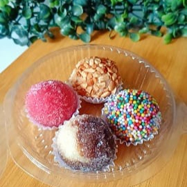 Perfeita para adoçar o dia! Nossa caixinha vem com 4 unidades de deliciosos brigadeiros gourmet de 15g cada. Escolha seus sabores preferidos entre: Brigadeiro Tradicional, Moranguinho, Bem Casado, Ouriço ou Beijinho. Ideal para presentear, se deliciar ou acompanhar aquele cafézinho.