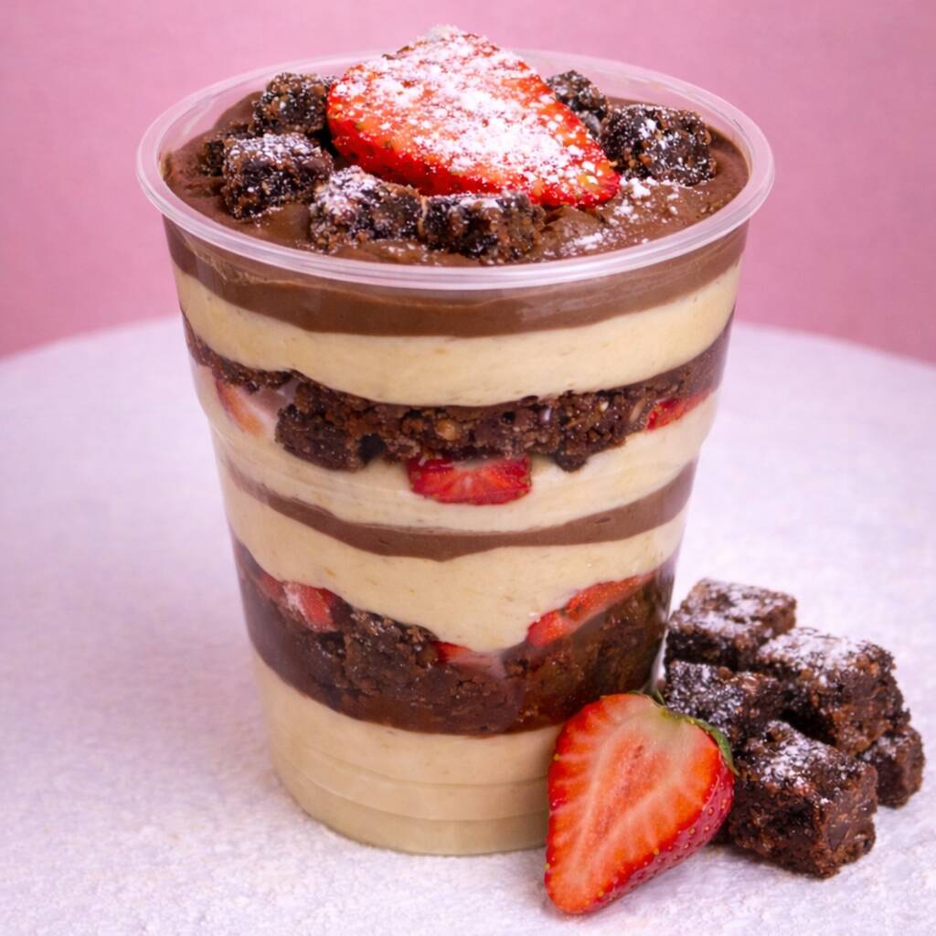 Camadas cremosas de mousse de ninho e mousse de chocolate intercaladas com brownie artesanal macio e morangos frescos selecionados. Finalizado com mais brownie e morango por cima para uma combinação perfeita entre cremosidade, intensidade e frescor. Uma sobremesa premium feita para impressionar.