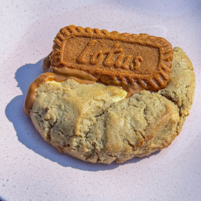 Feito com pasta pura de Lótus Biscoff, chocolate branco e massa tradicional da Holy.