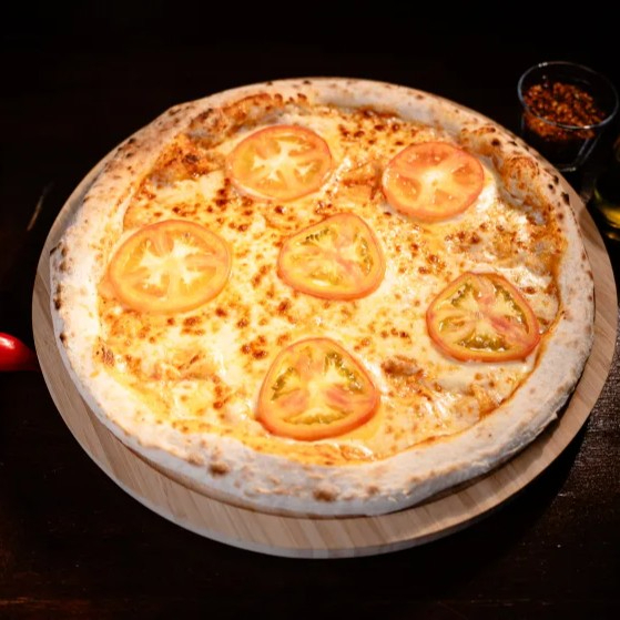 Massa com longa fermentação de 24 horas, acompanhada de molho pomodoro caseiro, mussarela, tomate fresco e orégano. Perfecta para quem aprecia um sabor autêntico e aromático.