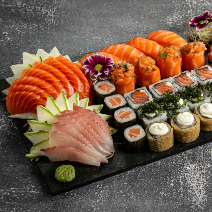 16 sashimis a sua escolha 4 niguiri de salmão 4 jye de salmão 4 uramaki de salmão 4 uramaki skin couve 4 hossomaki 4 hot creme obs: não fazemos alterações de itens