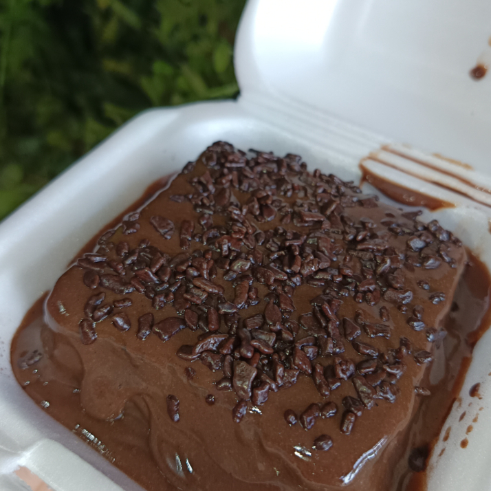 Delicioso bolo nega maluca, massa Cacau Black, beem molhadinho com calda caseira de chocolate e cobertura meio amargo
