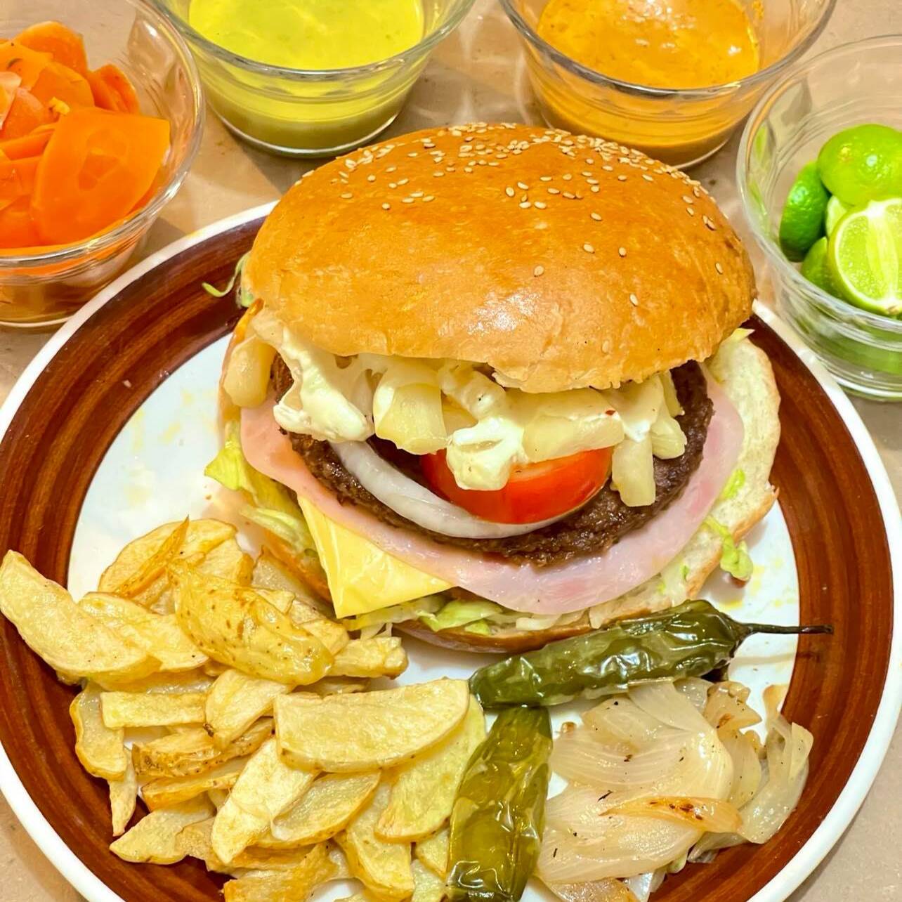 Hamburguesa Arrachera Sachichaburger, Queso, Papas