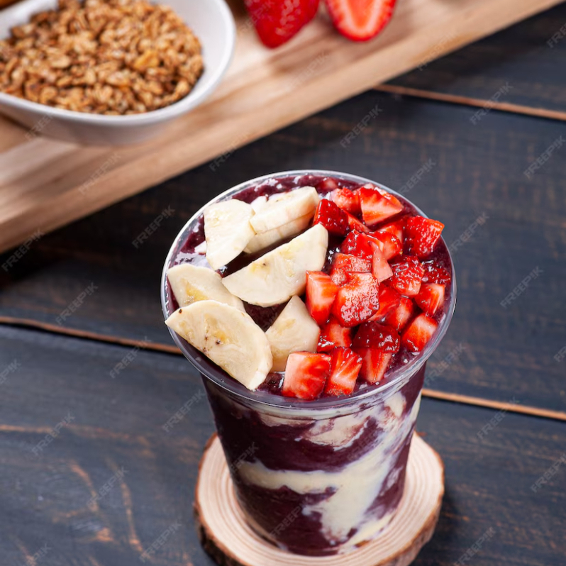 Açaí cremoso, banana e morango fresquinhos, finalizados com leite condensado, proporcionando equilíbrio perfeito entre fruta e açaí.
