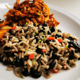 Gallo Pinto Con Pollo En Salsa + Café