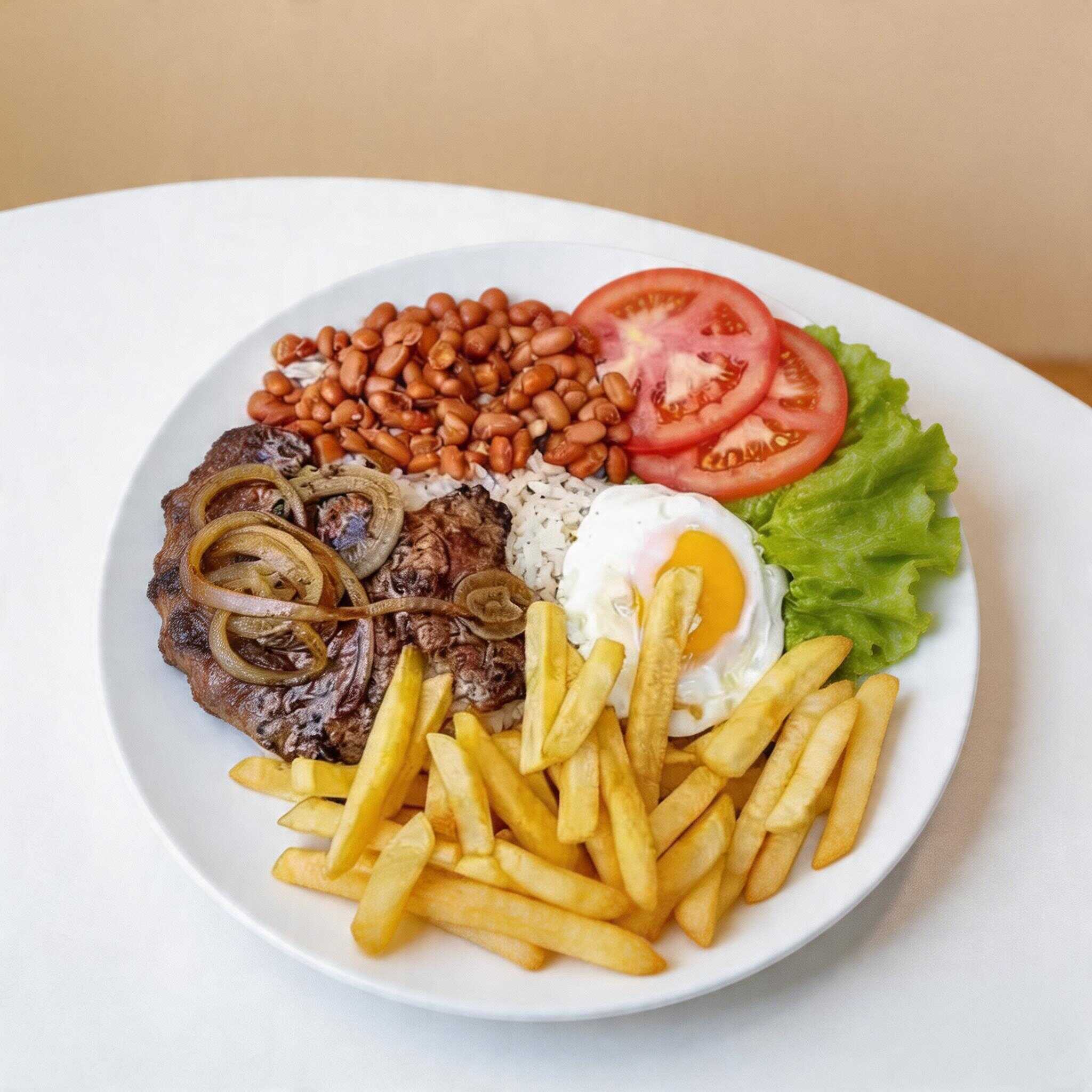 Arroz, feijão, contra filé grelhado com ovo frito.