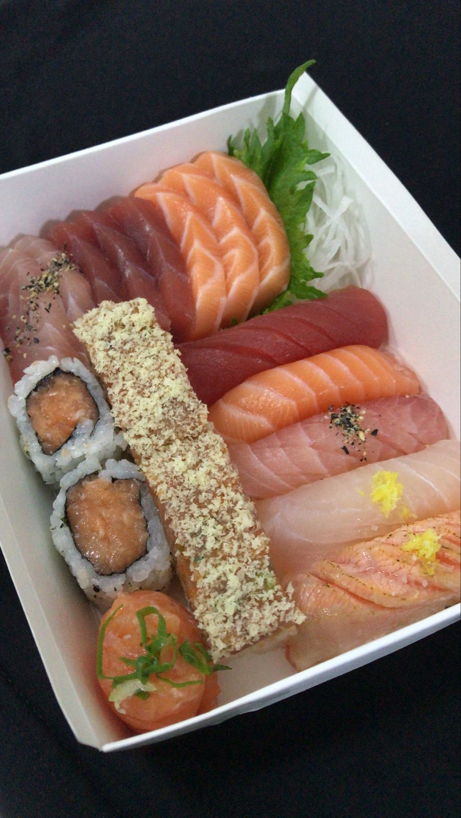 20 peças (8 sashimis, 5 niguiris, 4 baterás, 2 uramakis e 1 dyo) + 1 Temaki + 1 sobremesa do Dia