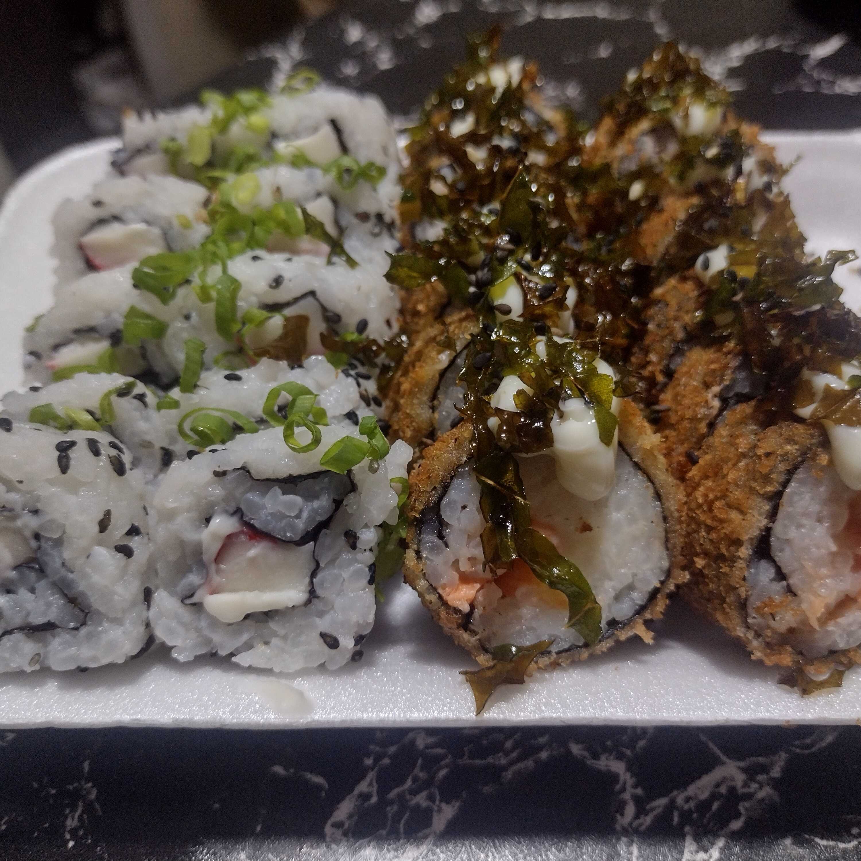 20 peças (10 uramaki kani + 10 hot camarão)