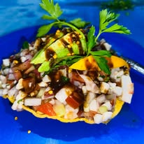tostada de ceviche de pescado
