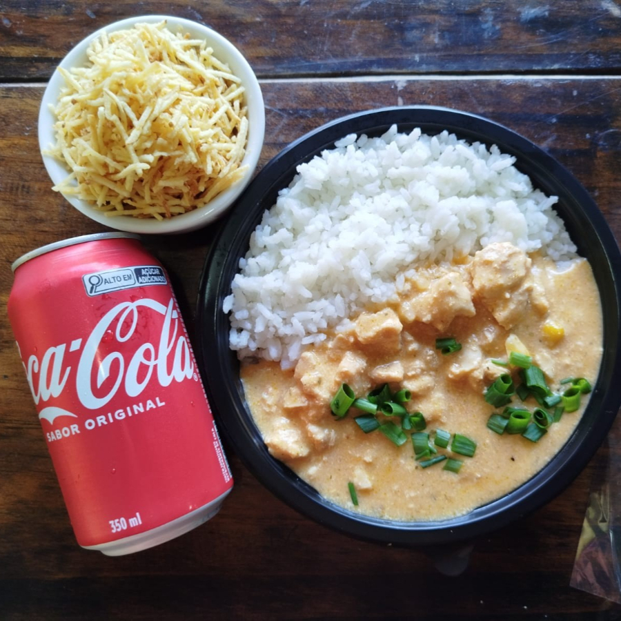 Arroz soltinho com estrogonofe cremoso, com azeitona e milho, acompanha batata frita e um Refrigerante lata