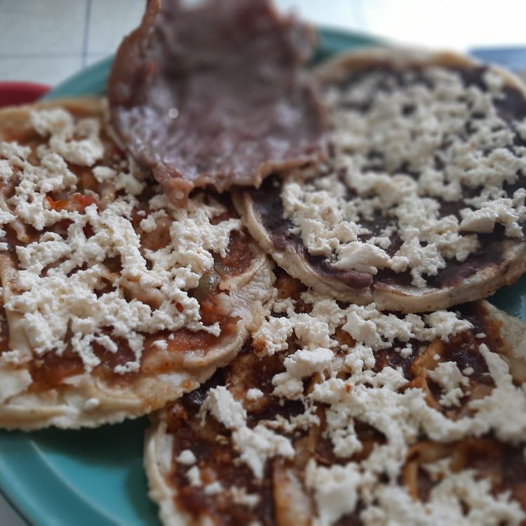 3 Memelitas de Queso con Tasajo + agua del dia