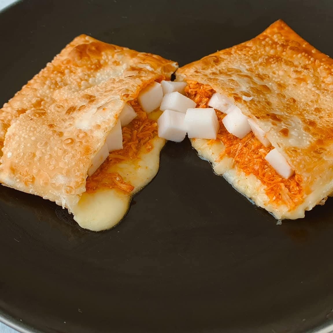 Filé de frango desfiado acompanhado de cubos de palmito bem macio e completando com queijo. Que sabor