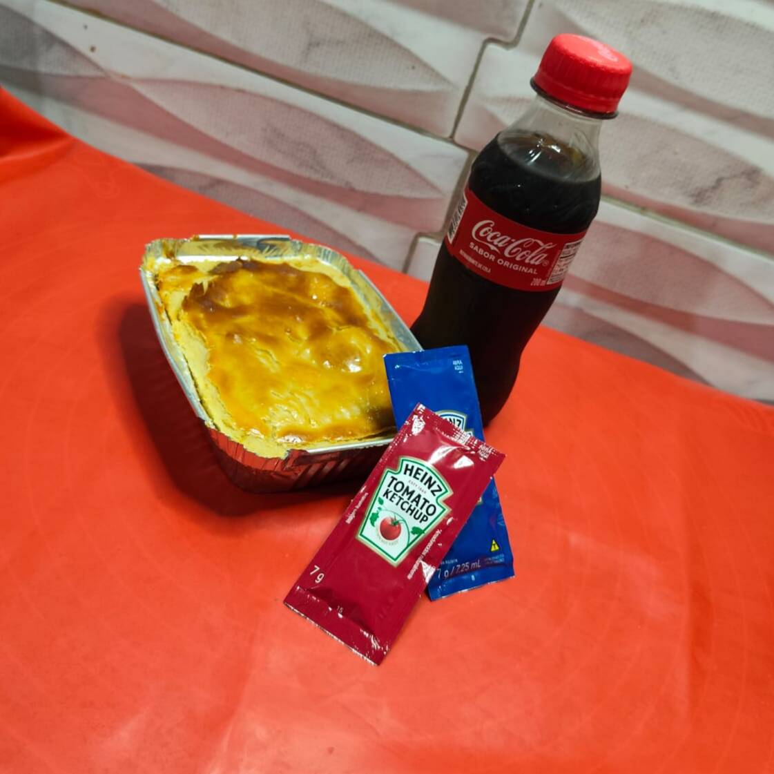 Massa que desmancha na boca, recheio de frango temperado na medida certa, com creme cheese da marca catupiry. (marmitinha de 220ml) + 1 coquinha 200ml.