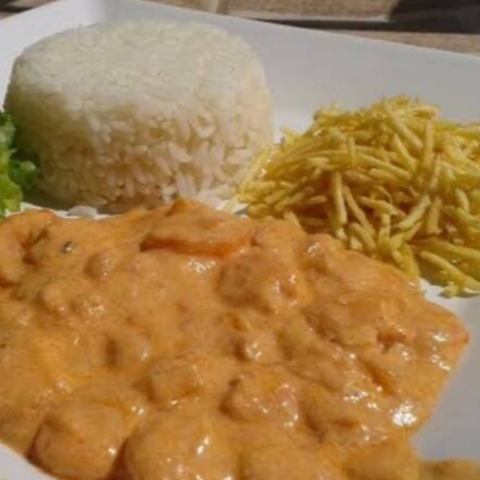 Strogonoff de camarão acompanhado de arroz, batata frita ou palha ou sote.