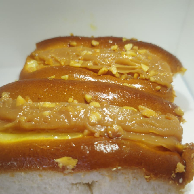 Farinha de Trigo, Ovo, Margarina, Sal, Açúcar, Fermento, Creme de Confeiteiro e Doce de Leite.