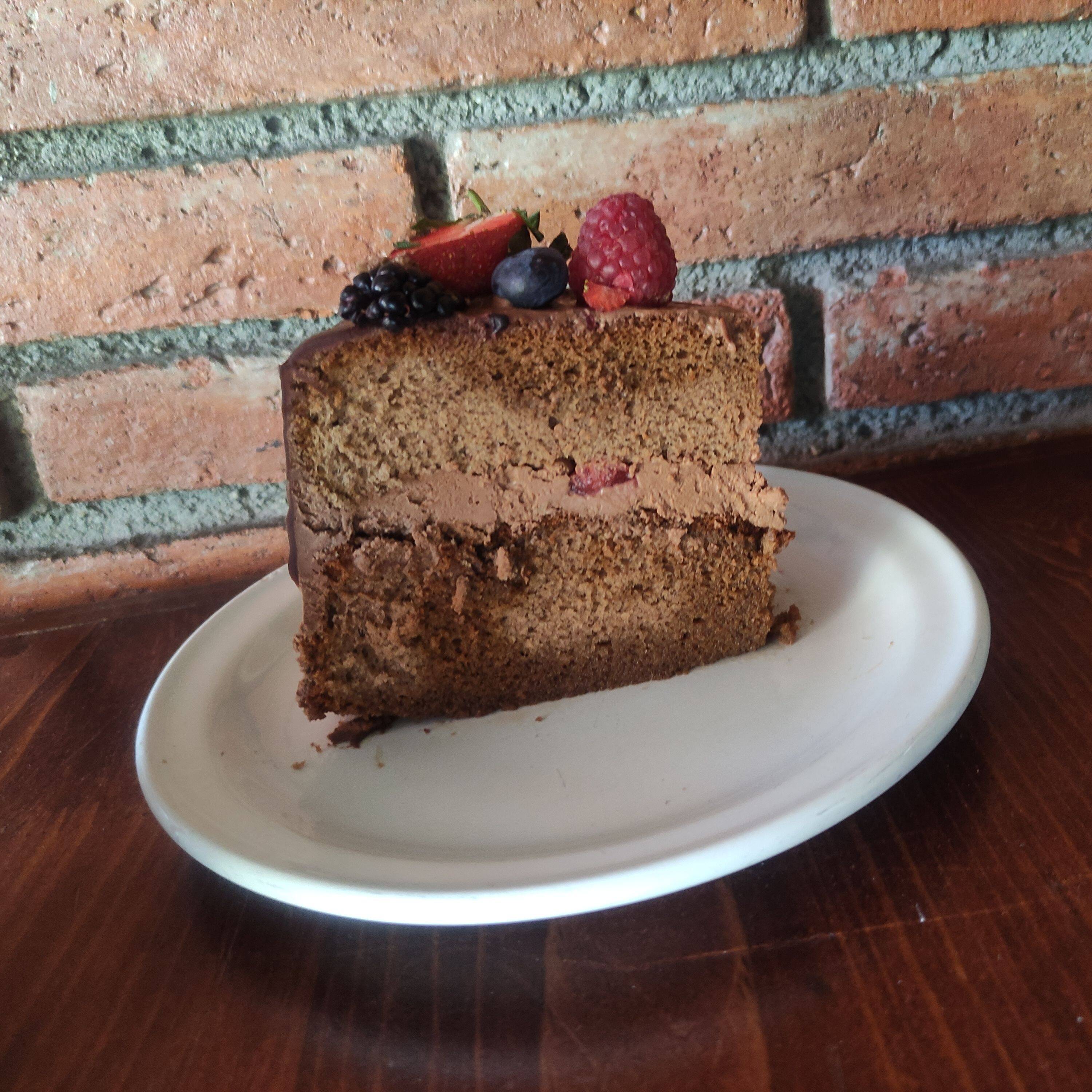 Rebanada de Pastel de Chocolate con Fresas