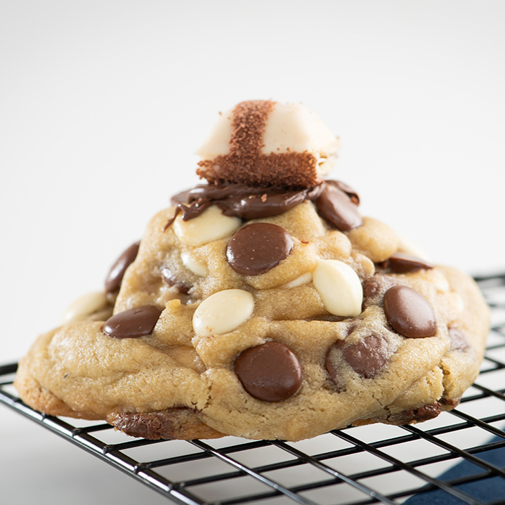 Massa tradicional, gotas de chocolate nobre branco e meio amargo, recheado com creme de Kinder Bueno White.