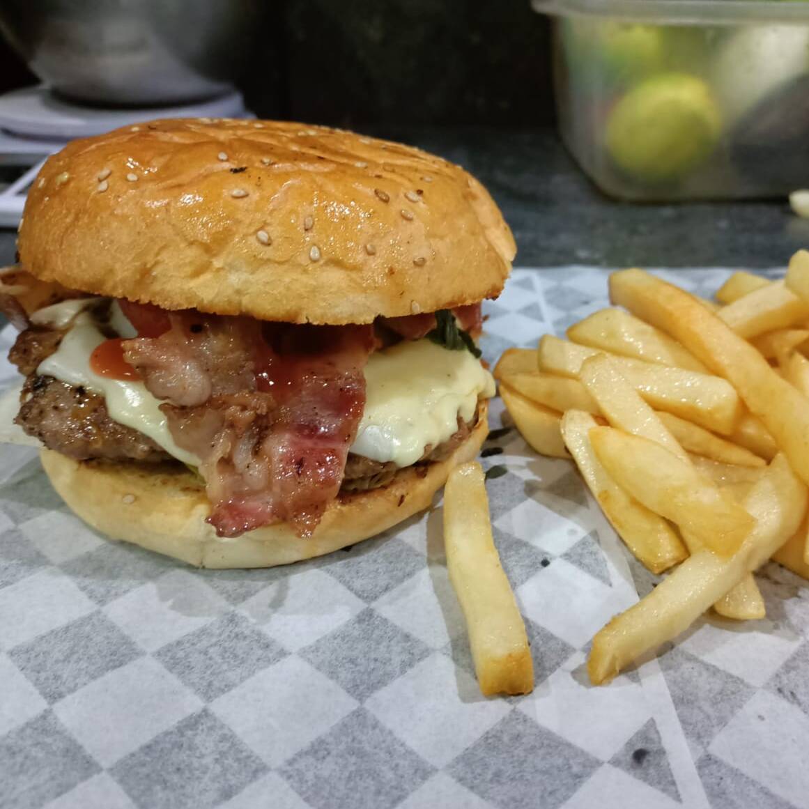 Tocino Burger (150 gr.) Con Papas