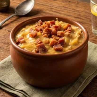 Caldo de Frango, bacon e mandioca. Deliciosamente temperado com alho, cebola, pimentão e nossos temperos especiais. Acompanha torradas, molho de pimenta caseiro, queijo ralado e cheiro verde (coentro e cebolinha). Aprox: 500g