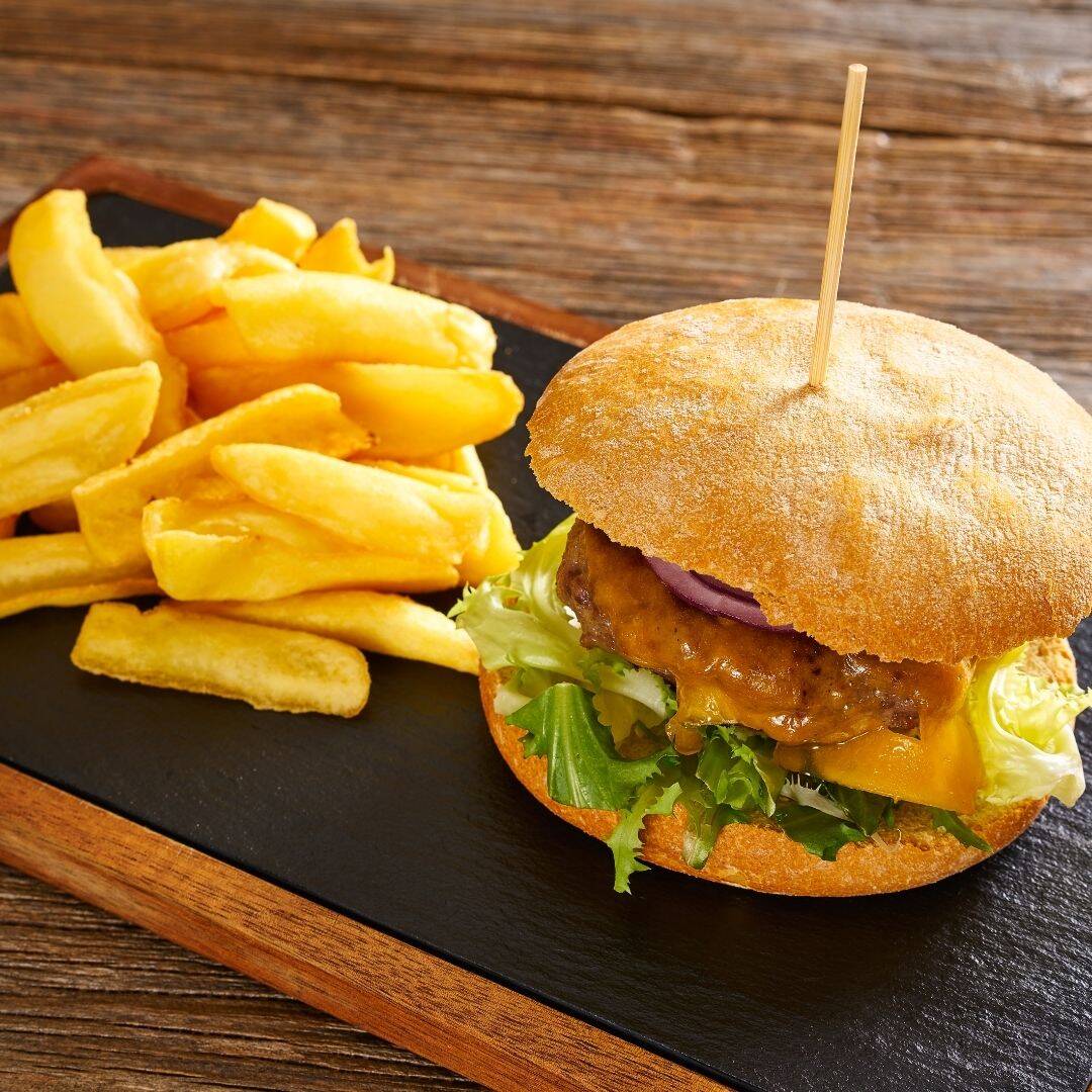 Hamburguesa de Pollo con Papas Fritas