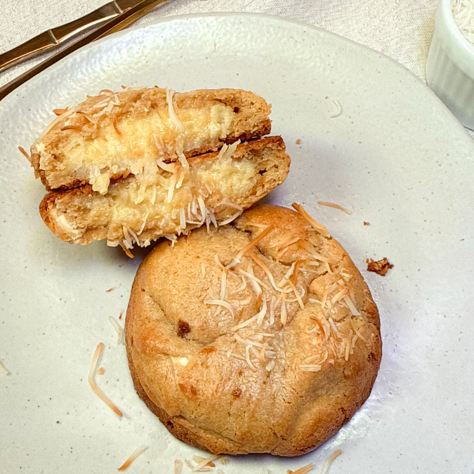 Cookie de massa tradicional com gotas de chocolate branco, recheado com nossa cocada cremosa de maracujá feita com coco ralado grosso e maracujá de verdade. Uma combinação tropical que equilibra doçura e frescor em cada mordida. 80g