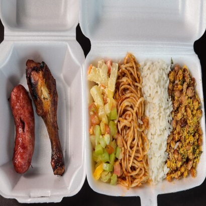 ACOMPANHA: FEIJÃO TROPEIRO, ARROZ, MACARRÃO E VINAGRETE! BEM SERVIDA!