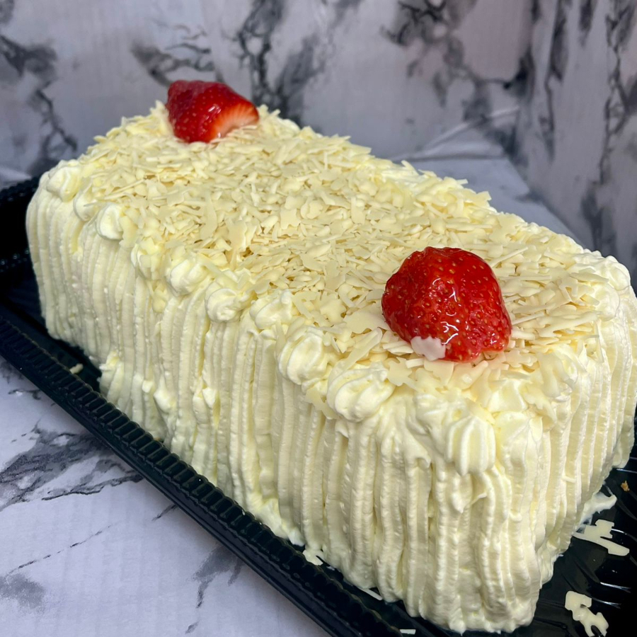 Bolo de morango com Leite Ninho, fofinho e bem molhadinho, com o frescor dos morangos combinado à cremosidade suave e envolvente do leite em pó. Uma sobremesa delicada, equilibrada e cheia de sabor, perfeita para adoçar o dia com leveza e carinho!