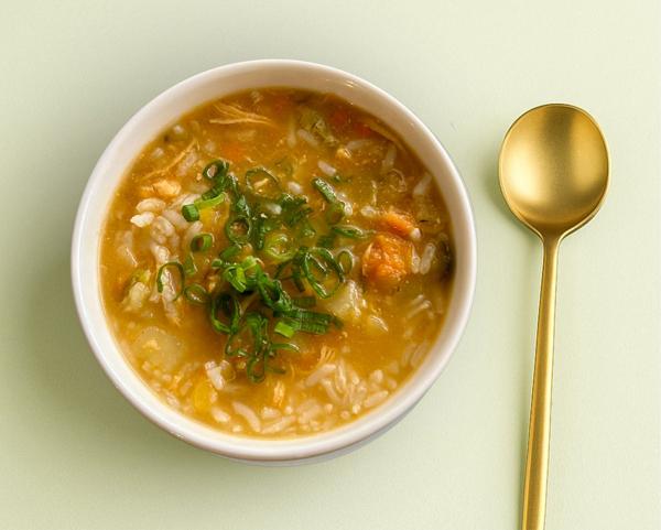 A tradicionalíssima canja nunca sai de moda, essa deliciosa e reconfortante sopa é preparada com caldo de frango feito artesanalmente.
Feita com água, batata inglesa, cenoura, abobrinha, peito de frango, mandioquinha, cebola branca, arroz branco, alho-poró, azeite de oliva, sal refinado, aipo, páprica defumada, salsa e alho.
Não contém lactose
Não contém glúten
*Nenhum ingrediente pode ser alterado.
400ml