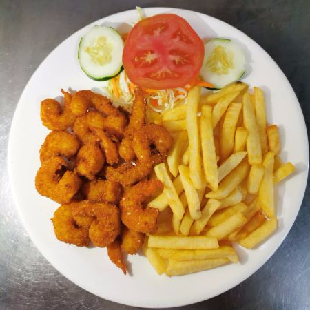 Camarones empanizados con ensalada y papas