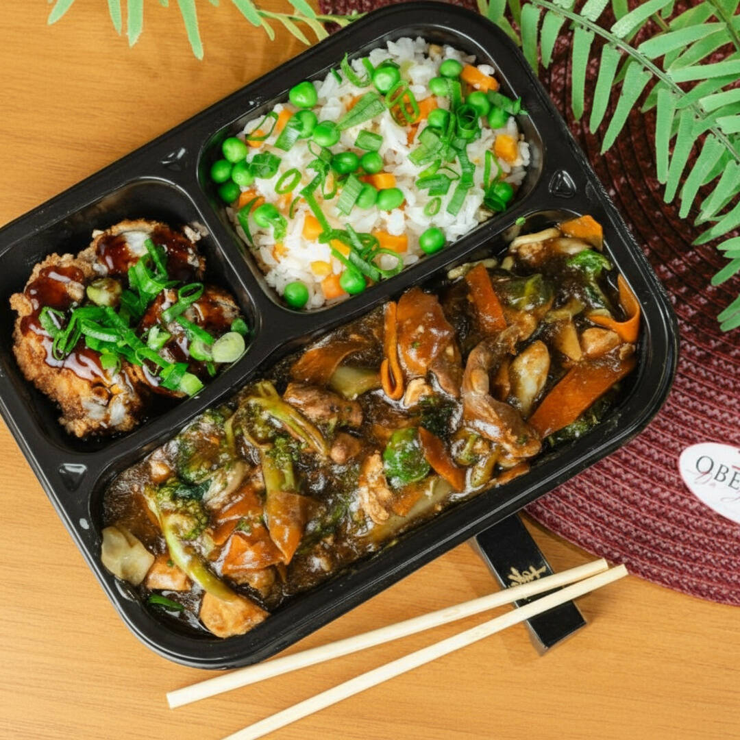 Delicioso combo de yakissoba tradicional + 4 Hot roll de salmão + arroz yakimeshi ou gohan.