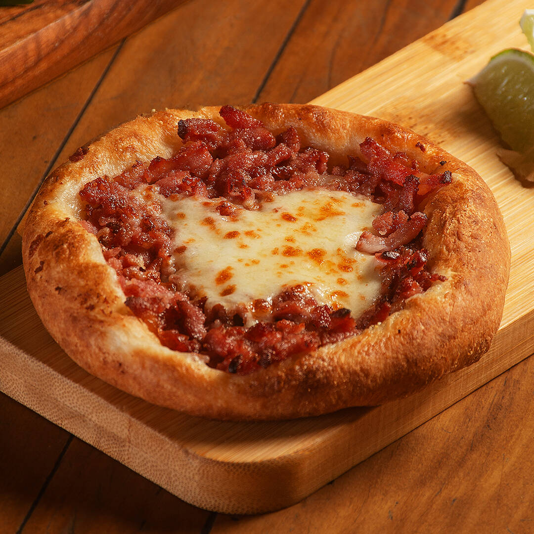 Esfirra de calabresa ralada com queijo muçarela