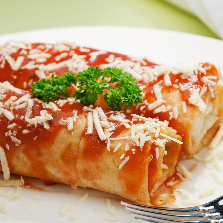 Panqueca artesanal recheada com pernil ao molho madeira 🍅. Finalizada com uma camada generosa de mussarela gratinada 🧀.