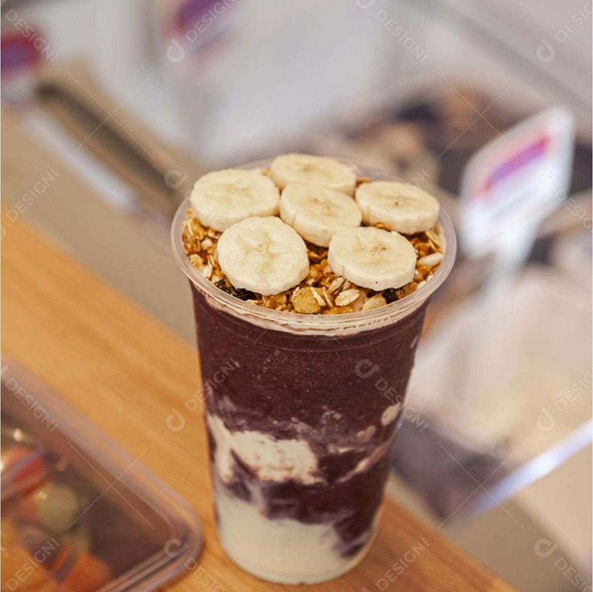 Açaí, granola e banana.