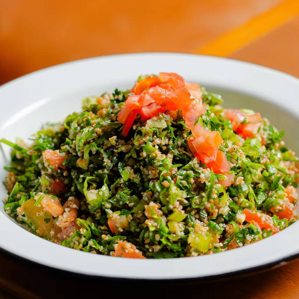 Salada árabe clássica, fresca e aromática, preparada com trigo, tomate, cebola, hortelã, salsinha e temperos especiais. Uma opção leve, refrescante e perfeita para acompanhar carnes grelhadas, kibes, esfihas ou pastas árabes.
