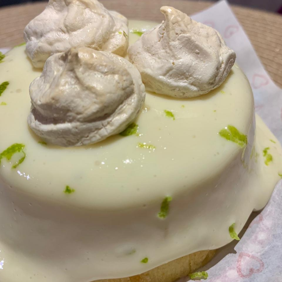 Massa amanteigada, recheado com suspiro artesanal, coberto com mousse de limão, decorado suspiro.