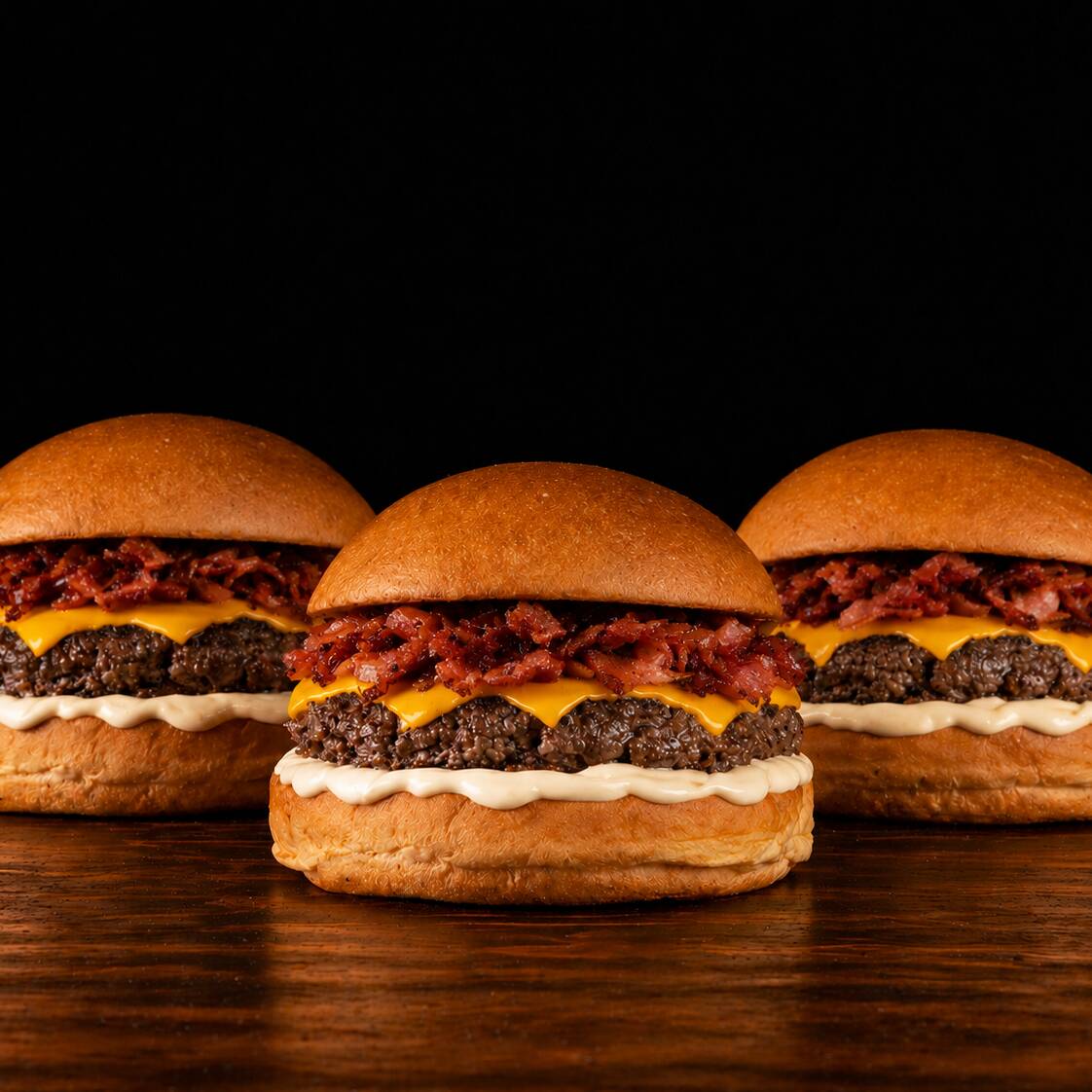 *******NÃO RECEBA PEDIDO VIOLADO!*****LEVE SEU TRIO COM 3 SMASHS ARTESANAIS: CARNE DE 80G, MOLHO CHEDDAR, MAIONESE DEFUMADA E BACON.