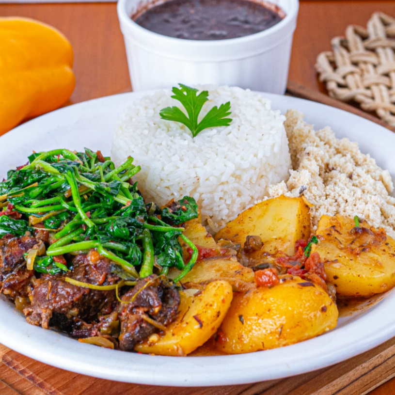 Deliciosa costela bovina, cozida lentamente até ficar macia e suculenta, servida com batatas douradas no ponto perfeito, combinando crocância por fora e maciez por dentro. O toque final de folhas frescas de agrião traz leveza e um sabor levemente picante, equilibrando os sabores intensos da carne e o conforto das batatas. Categoria: Sugestão do Chef. Tudo isso servido em uma marmitex com aproximadamente 600gr. Podendo levar sua marmita ao microondas