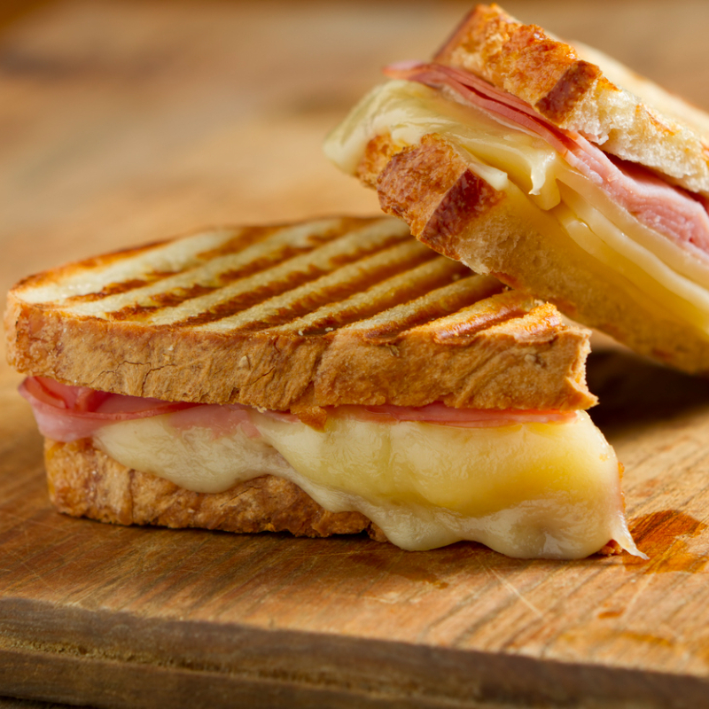 Descubra o encanto do nosso Misto Quente, uma releitura sublime dos nostálgicos Baurus da infância. Este lanche é composto por uma generosa fatia de mussarela derretida, complementada por uma porção robusta de presunto de primeira qualidade. O toque final fica por conta de uma fatia fresca e suculenta de tomate, acrescentando um sabor equilibrado ao conjunto. Preparado com extrema dedicação e carinho.