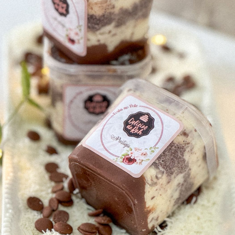 Sabe aquele gostinho inconfundível de Prestígio? Transformamos nessa sobremesa incrível no pote! Muito recheio de coco bem cremoso, massa intensa de chocolate bem úmida e uma cobertura de brigadeiro para arrematar com chave de ouro. É de comer rezando!