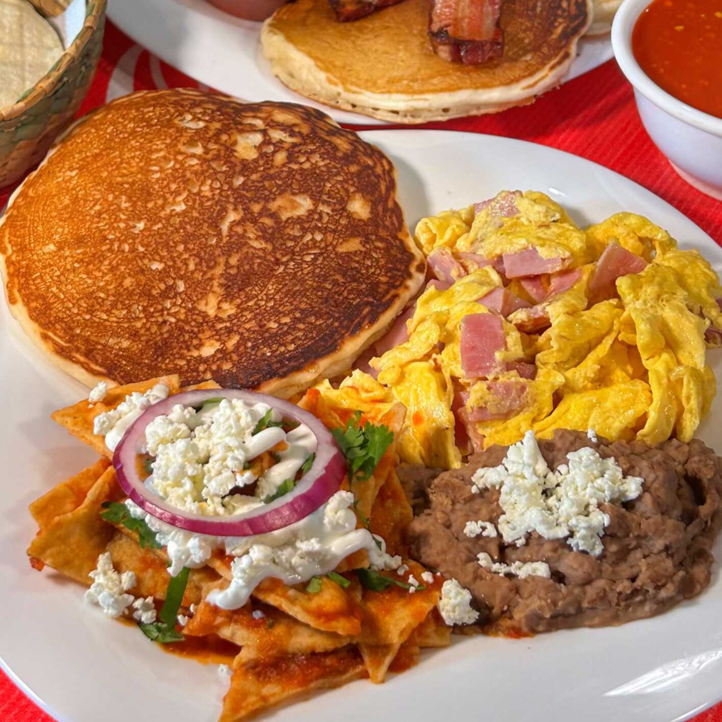 Pakete Almuerces y 1 Hot Cake.