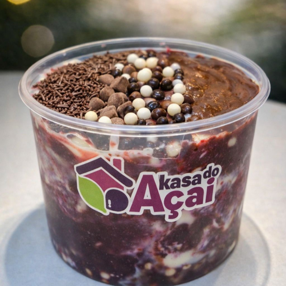 Açaí tradicional super cremoso combinado com Space Ball crocante, gotas de chocolate, granulado, cobertura de chocolate e finalizado com uma generosa camada de ganache de avelã.