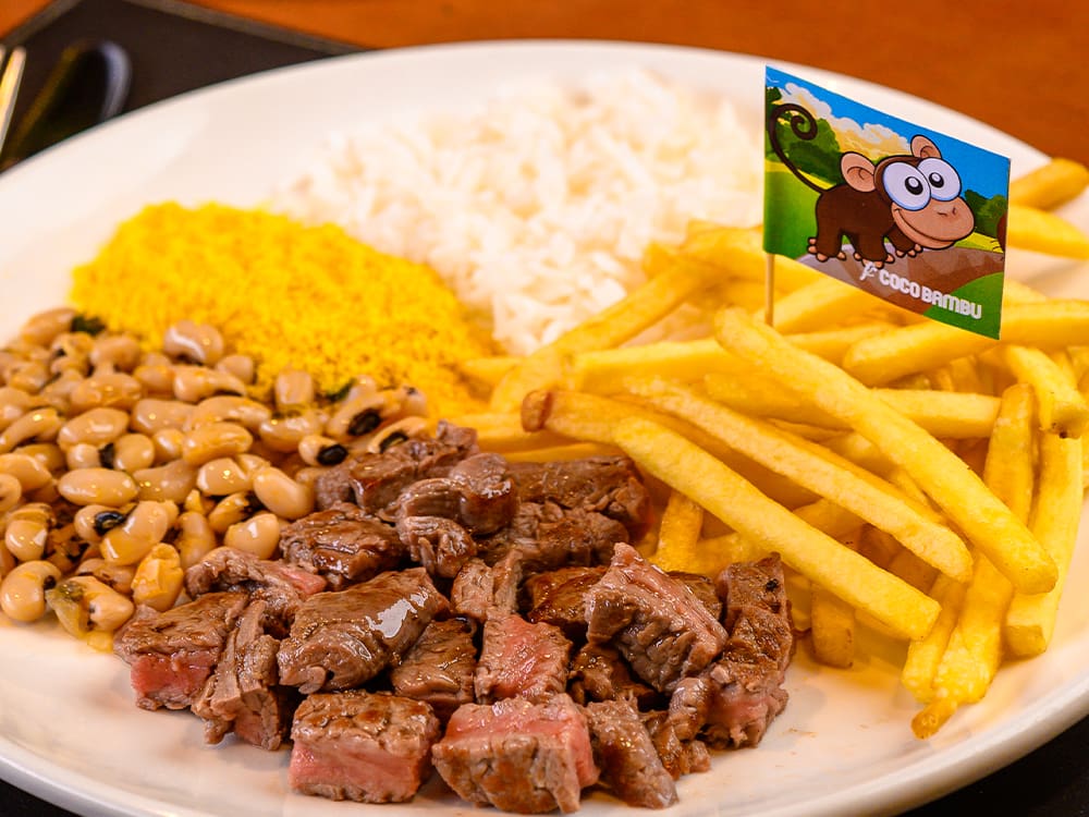 100g de filé grelhado e cortado em cubos, arroz, batatas fritas, feijão do Dia e farofa da casa.