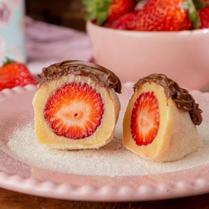 Morango selecionado, envolto em delicioso brigadeiro de leite ninho e finalizado com nutella original. polvilhado com leite em pó