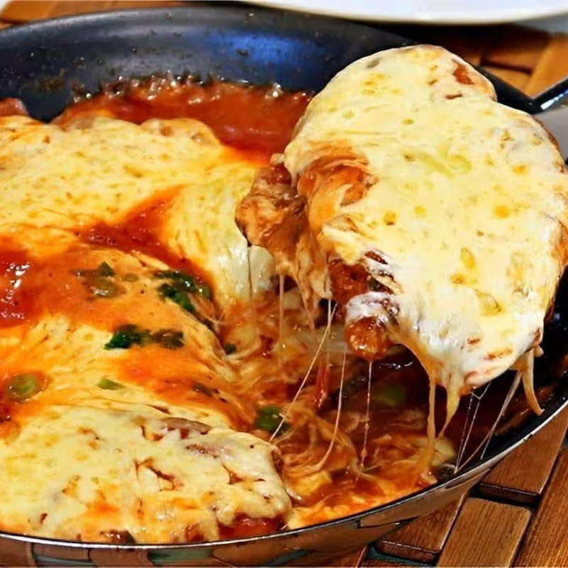 Arroz, feijão , farofa , salada . Escolha entre batata frita ou purê de batata .