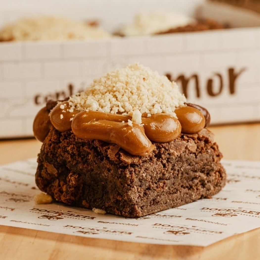 Nosso delicioso brownie clássico com cobertura e farofa de sua escolha!