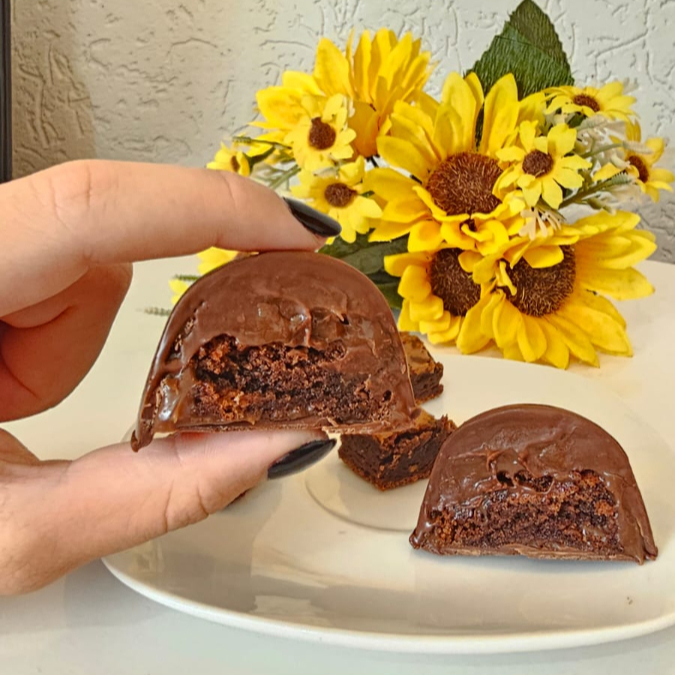 Deliciosa trufa com casquinha de chocolate Blend recheada com brigadeiro ao leite e pedaços de brownie chocolatudo. Peso aproximado 50 gramas. Produto artesanal - pode sofrer alteraçoes