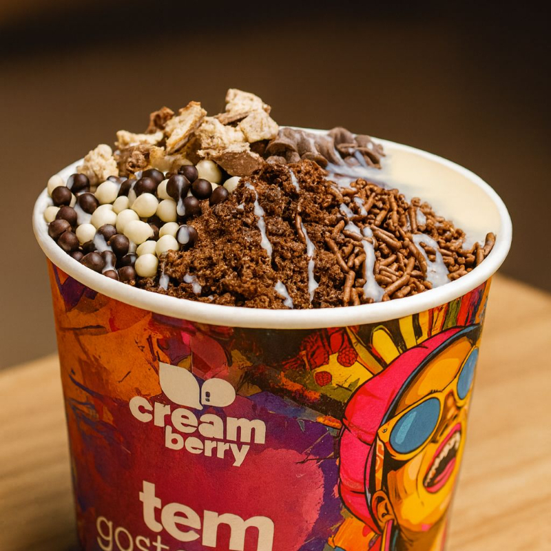 Açaí tradicional super cremoso combinado com Space Ball crocante, gotas de chocolate, granulado e finalizado com uma generosa camada de ganache de avelã.