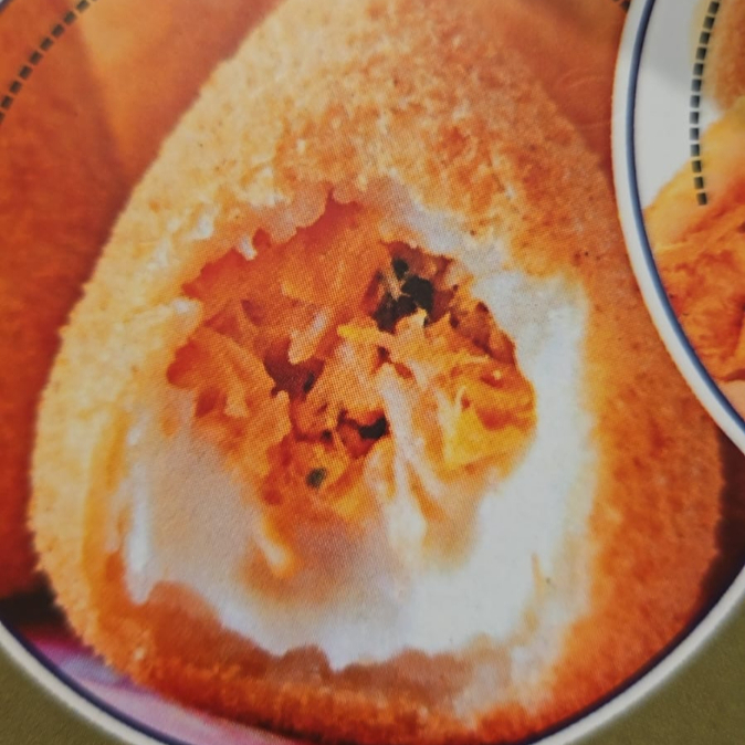 Coxinha recheada com frango desfiado ao molho de tomate com catupiry