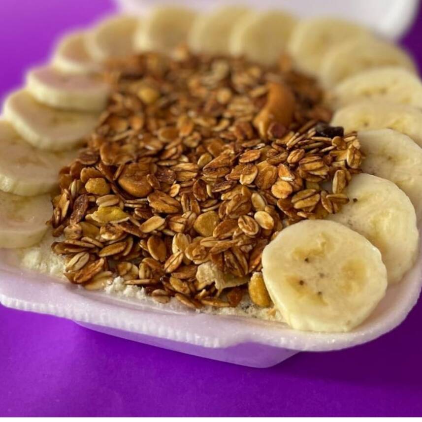 Delicioso creme de açaí, montado de forma bem tradicional.
Com banana, leite em pó, granola e uma calda de sua preferência.