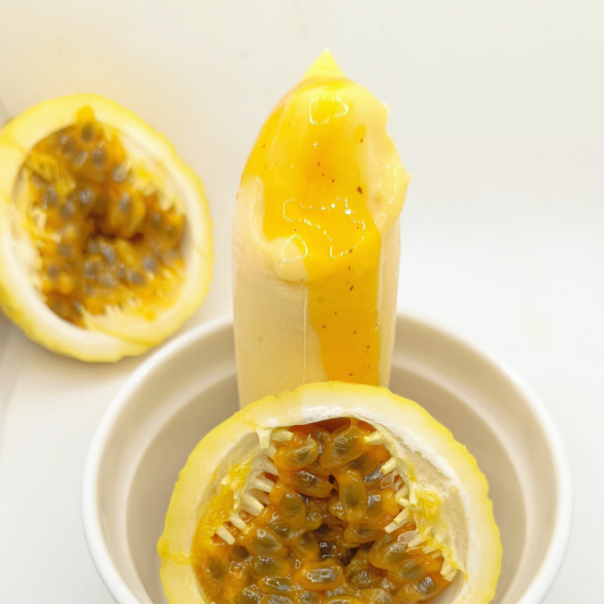 Base cremosa feita com a geleia artesanal da própria fruta com o sabor marcante de maracujá.